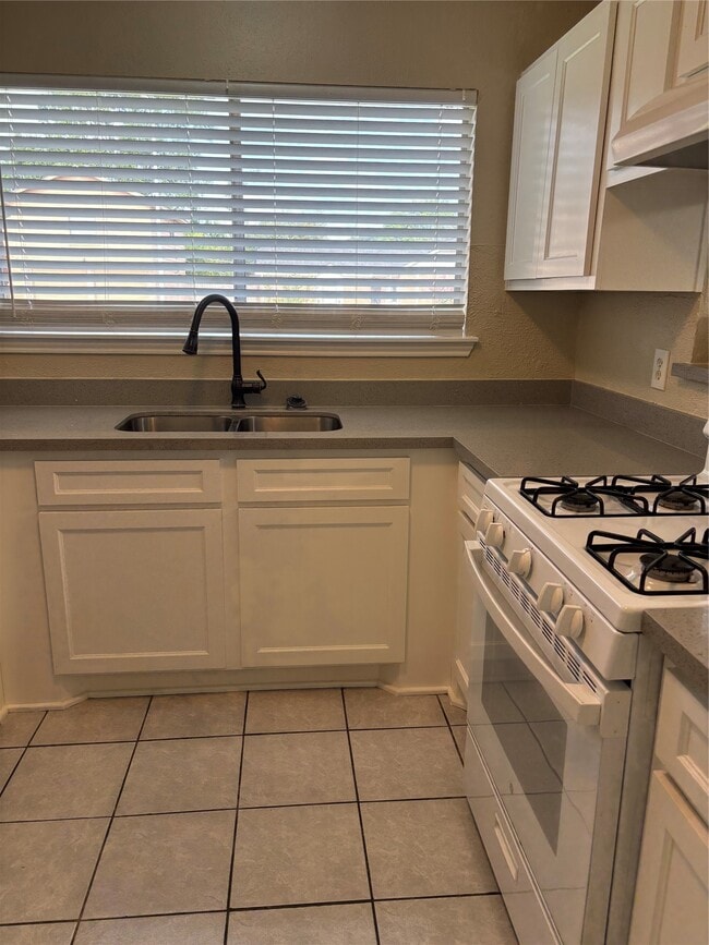 Building Photo - 1726 Oakwell Ln