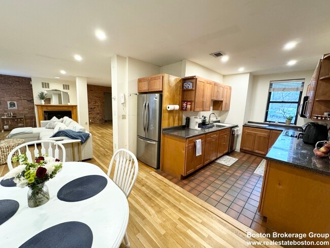 Photo - 96 Gainsborough St