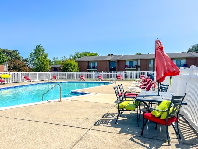 Building Photo - Macomb Manor - Roseville, MI