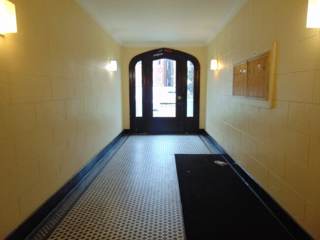 Photo - 8221 S Eberhart Ave Unidad 3