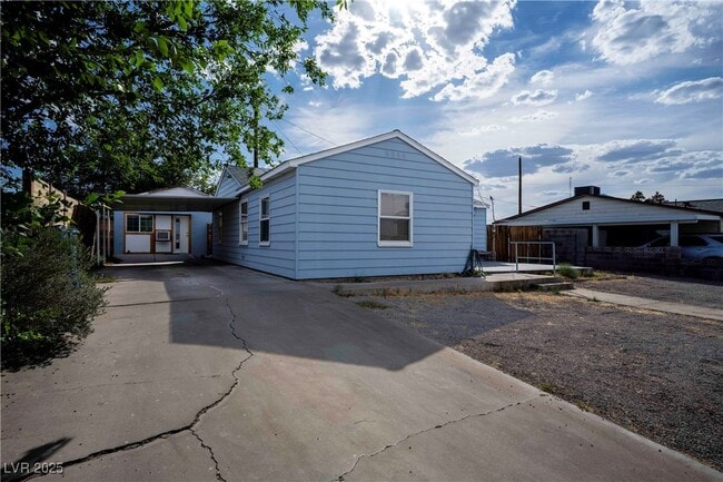 Building Photo - 550 Karen Way