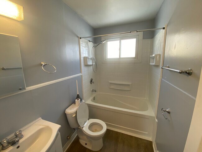 Photo - 2 Bed 1 Bath - upper right side Unité 3