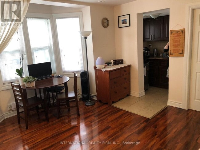 Photo - 197 Dundas St E