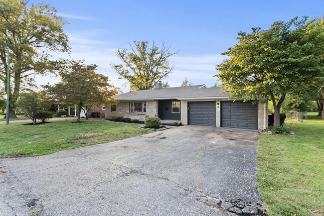 Photo - 1032 Algonquin Trail