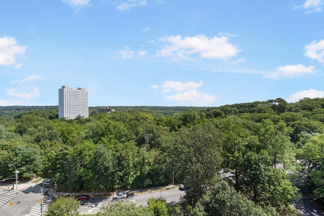 Photo - 5355 Henry Hudson Pkwy W