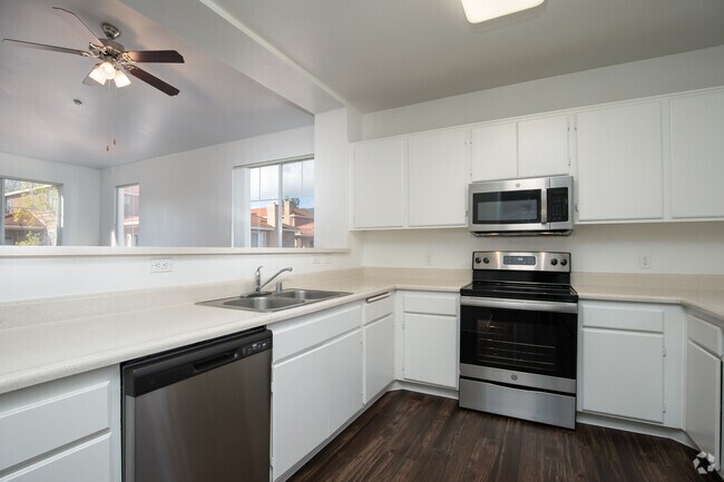 2BR, 2BA - The Court