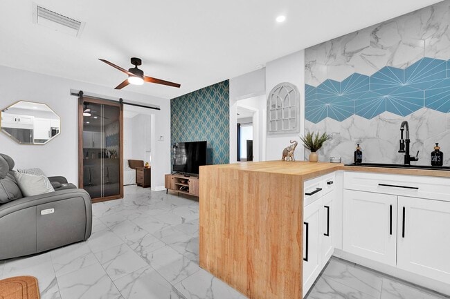Building Photo - 2440 SW 19th Ave Unit Cozy Tropical Oasis