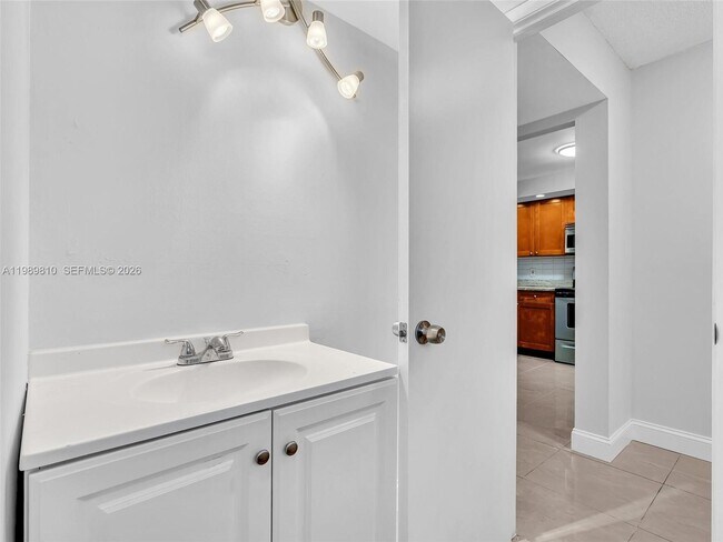 Photo - 1770 NE 191st St Unidad 500-1