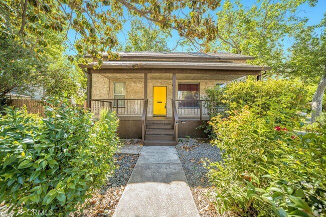 Building Photo - Charming 3 bed 2 bath home with bonus room...