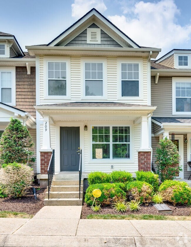 Building Photo - Renovated Townhome in Convenient Nashville...