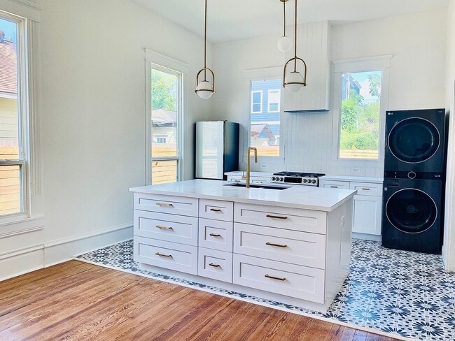 Photo - 2510 Nagle St