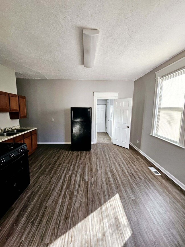 Photo - 2422 Warren St