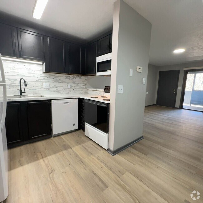 Building Photo - 1121 N 28th St Unit 8 Rental