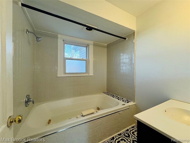 Photo - 510 Stratford Rd