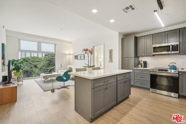 Photo - 630 W 6th St Unidad 302
