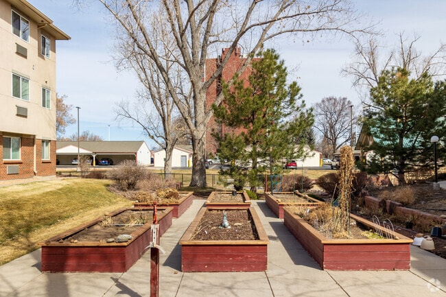 Jardín al aire libre - Highland West Senior Citizens Apartments