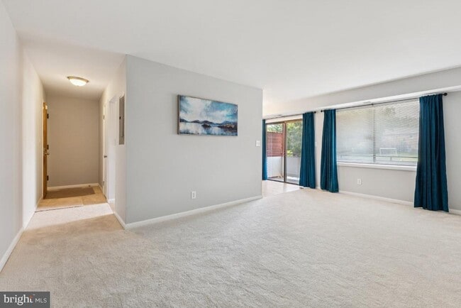 Photo - 6437 Richmond Hwy Unidad 203