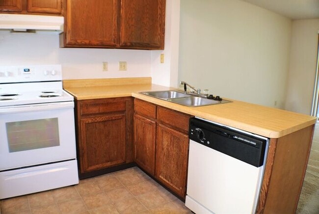 Photo - $1,000 | 2 Bedroom, 1 Bathroom Condo | Cat...