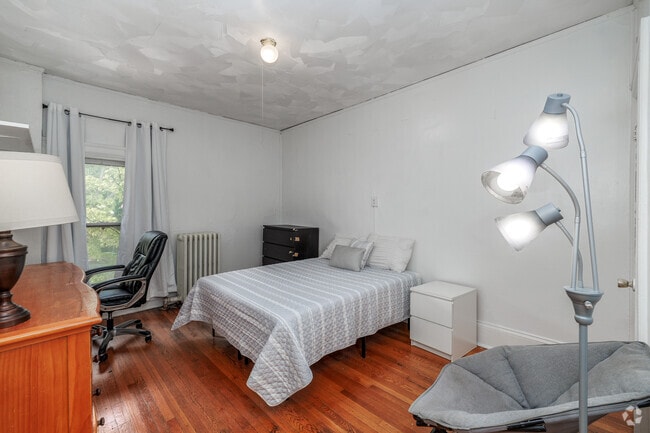 6BR, 1BA - 1,800SF - Bedroom
