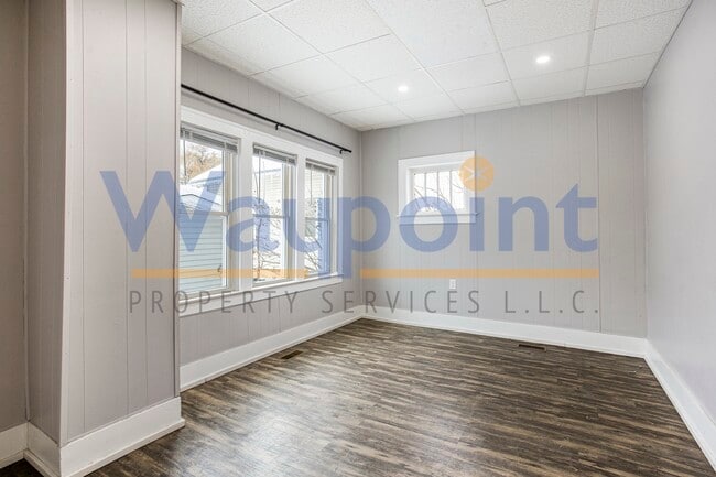 Photo - 912 Zeeland Ct NE