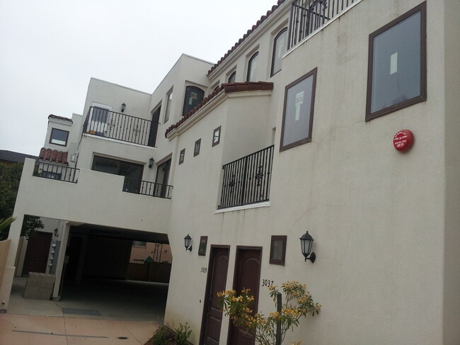 driveway to parking area in back - 3035-3041 Lawrence St