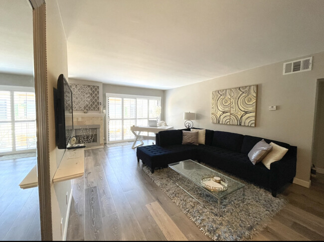 Building Photo - 1730 Camino Palmero St Unit 408 Rental