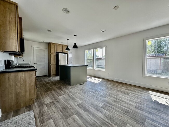 Photo - 16 Rainier St N