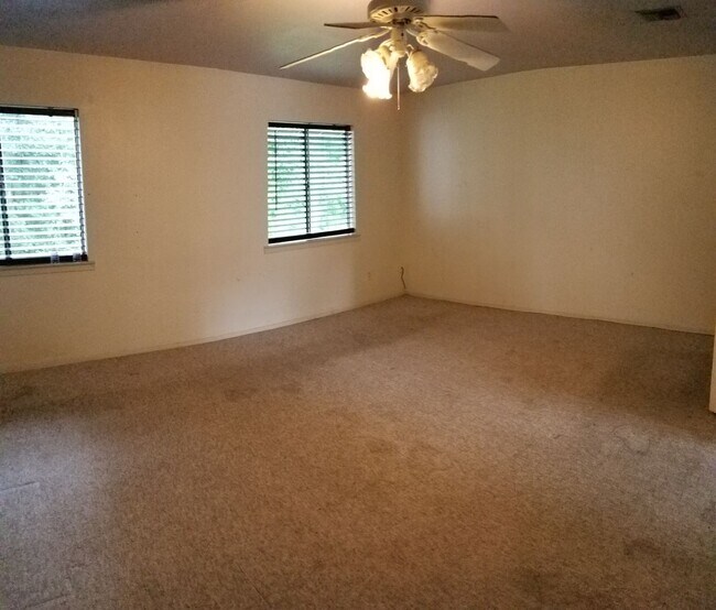 3 Bed 1.5 Bath 1000 Rental House Rental in Lafayette, LA
