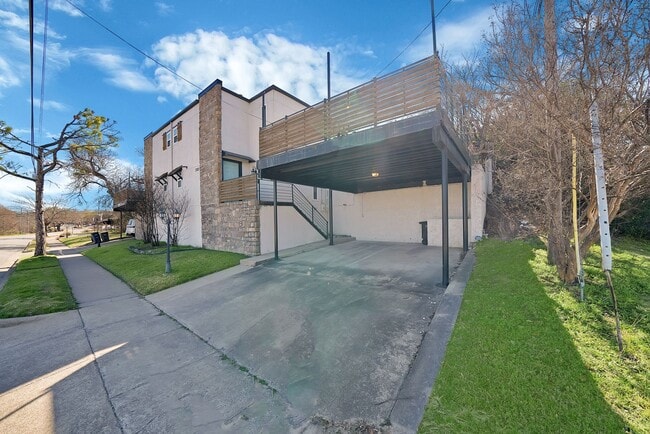 Building Photo - 2303 Park Hill Dr