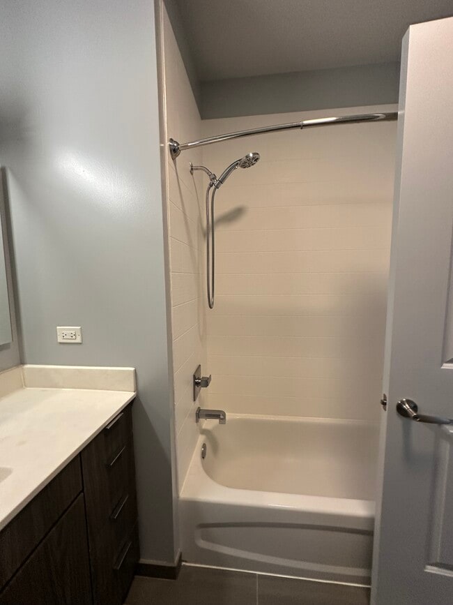 Building Photo - 1027 W Addison St Unit 2BED-534