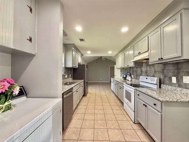 Photo - 8906 Leader St