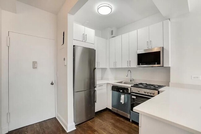 235 W 22nd St Unit 8J