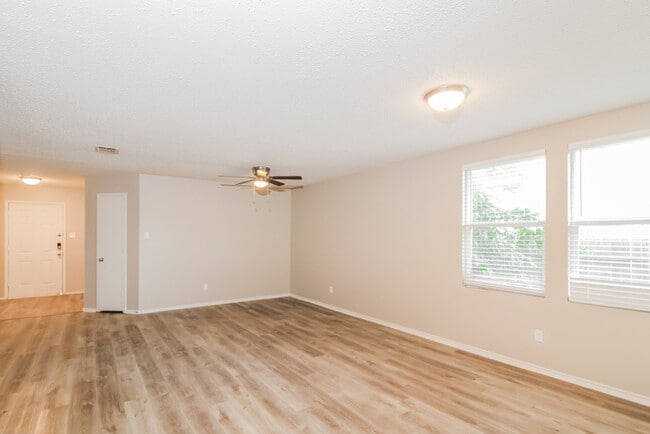 Photo - 16516 Woodside Dr