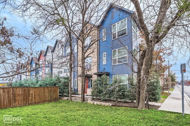 Building Photo - 301 E Lamar St Rental