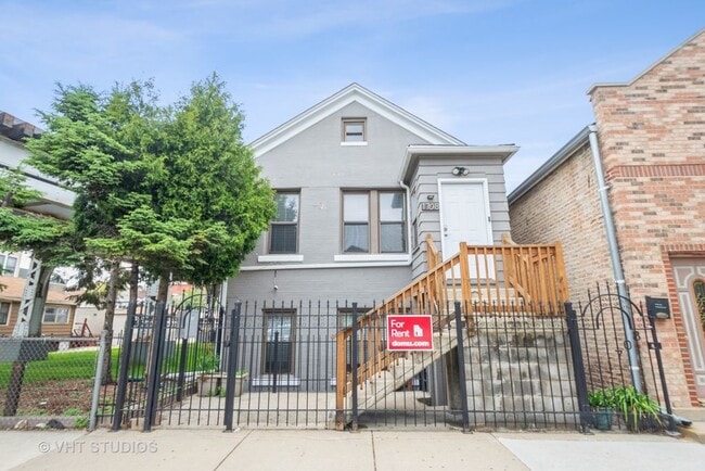 Building Photo - 1708 W Cullerton St Unit B