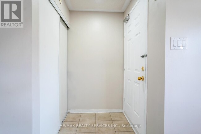 Photo - 4975 Southampton Dr