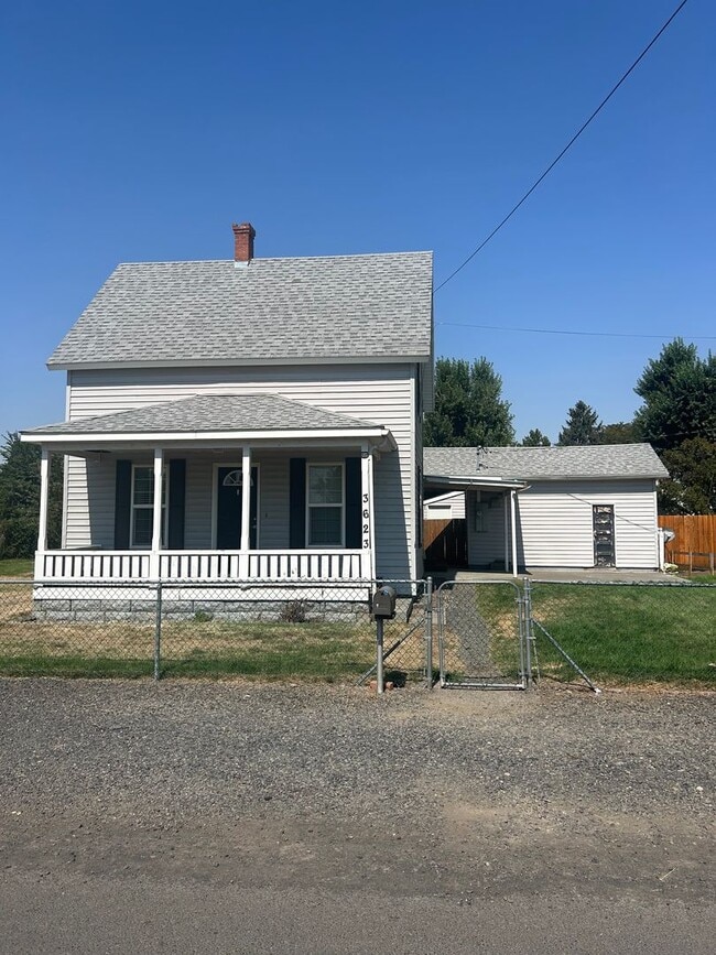 Building Photo - Beautiful 3-bedroom home with large yard