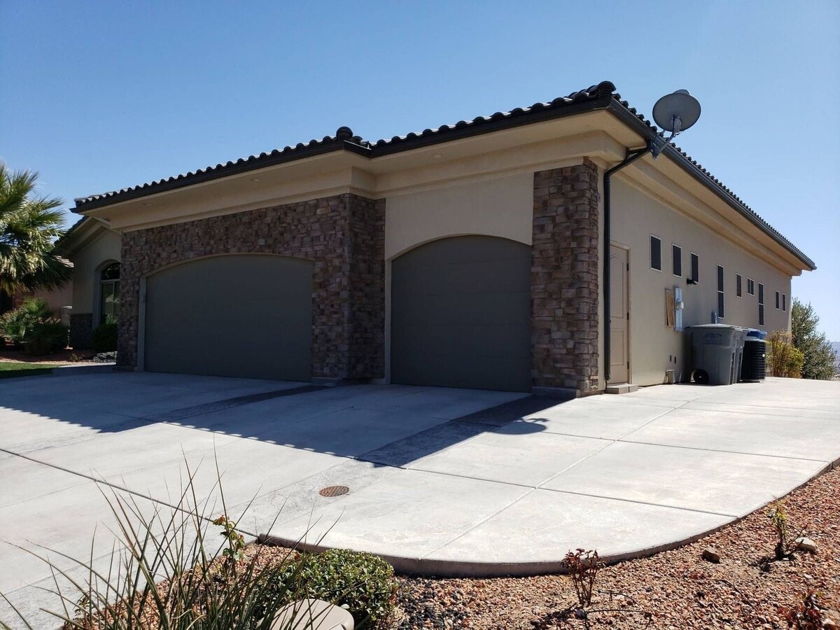 Photo - Pet friendly 6 bedroom 5 bathroom home!