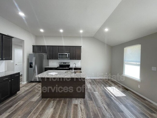 Building Photo - 613 S Southgate Dr