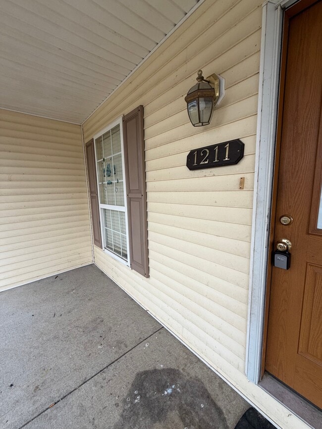 Photo - 1211 Redbud St