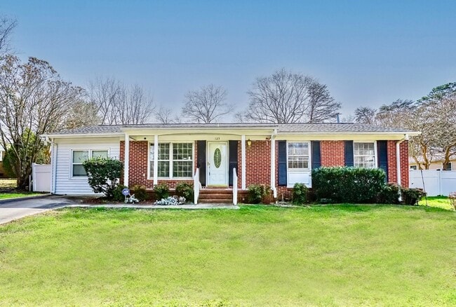 Photo - 123 Swinton Dr House