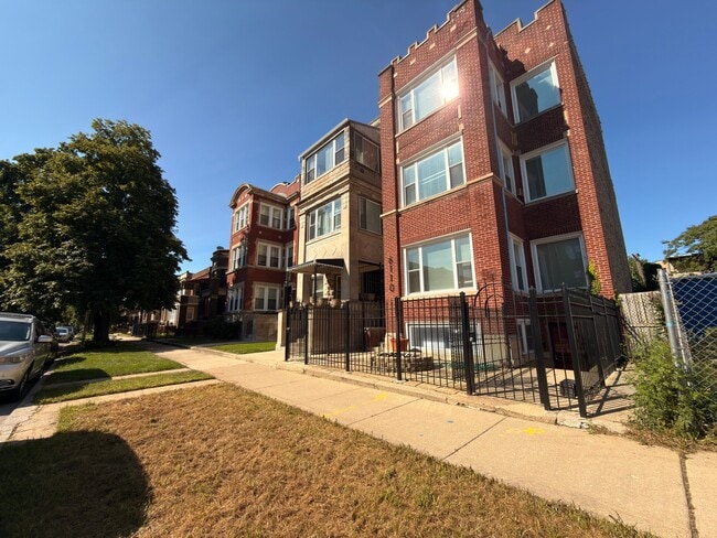 Building Photo - 6110 S St Lawrence Ave Unit 1