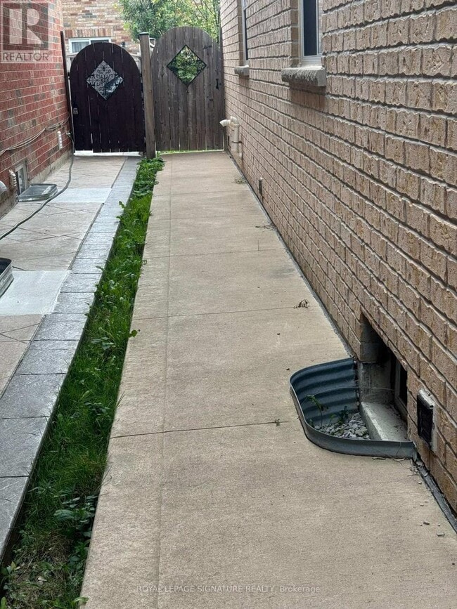 Photo - 427 Comiskey Crescent