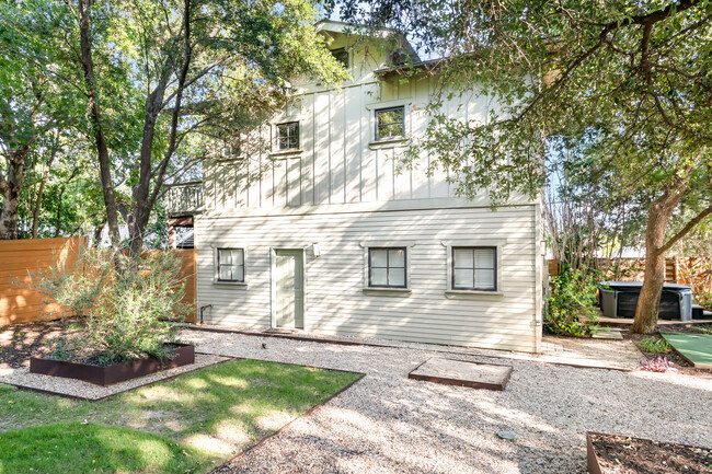 Unit B- Living space above and garage below - 911 13th E St Apartment Unit Swede Hill Casita