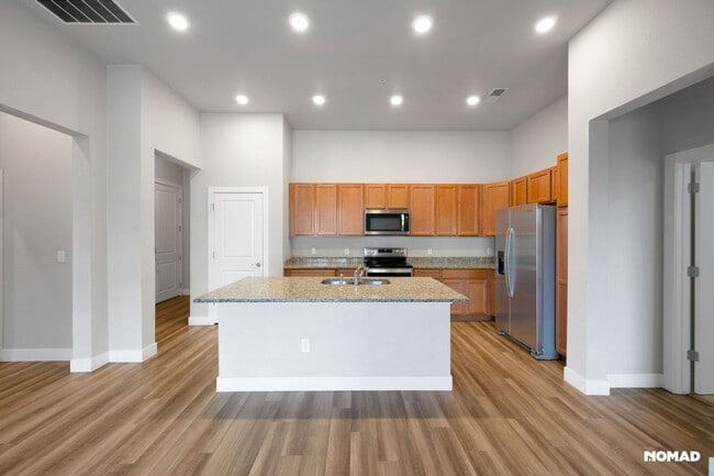 Building Photo - Charming 2BR-2BA Condo in Aurora Town Center