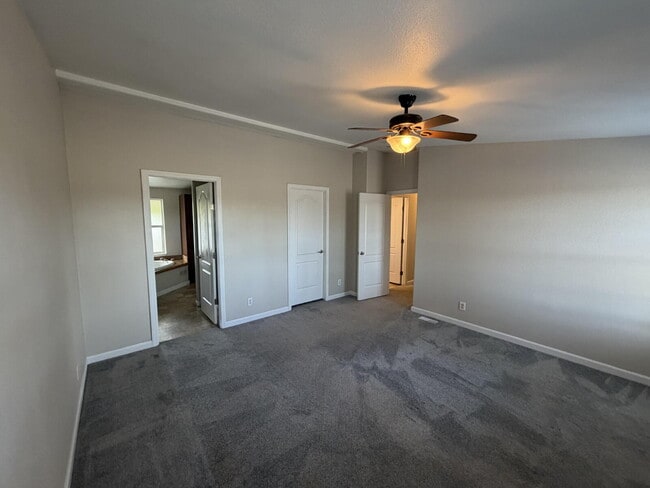 Building Photo - Country Living in this 4x2 Home