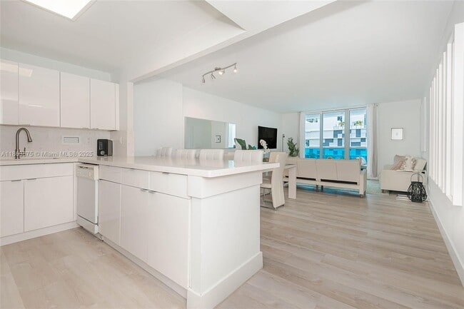 Photo - 2301 Collins Ave Unidad 401 Rental
