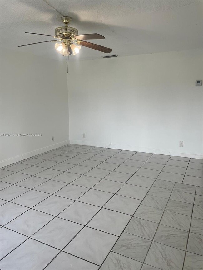 Photo - 810 SW 73rd Ave Unidad 810
