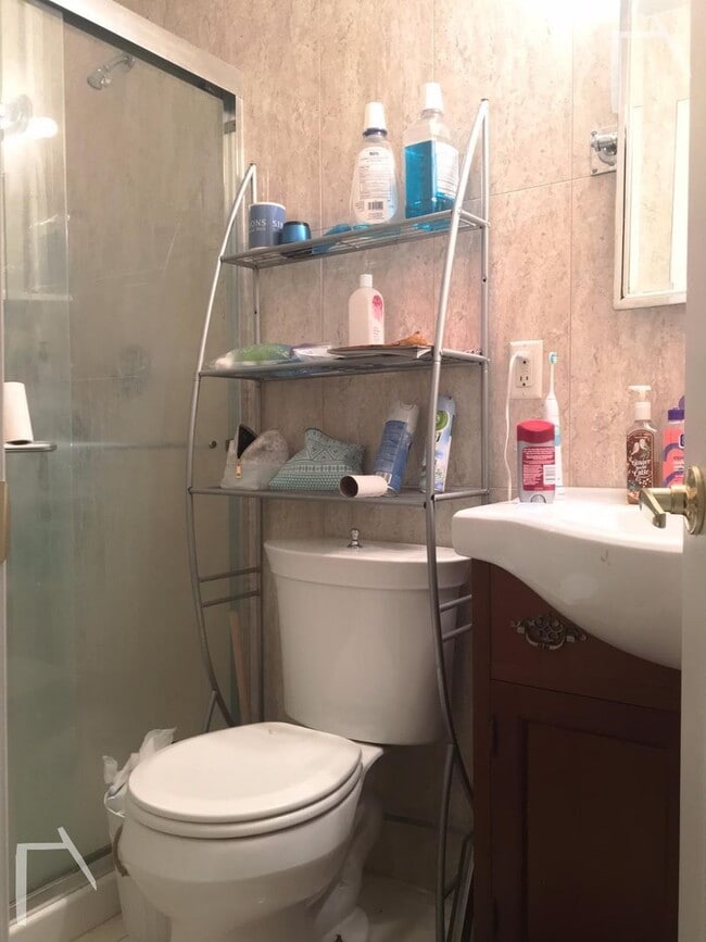 Photo - No Brokers Fee, Top Floor Unit on Washington ST. Nicely Kept. Laundry on a Site, Parking for Rent