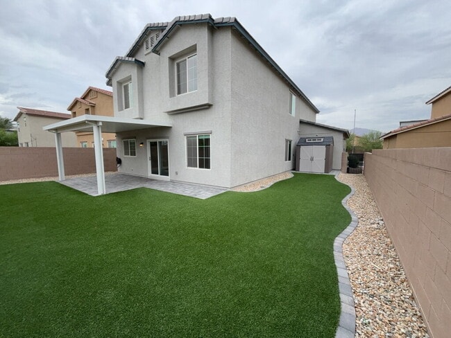 Building Photo - Gorgeous 5 Bedroom home!